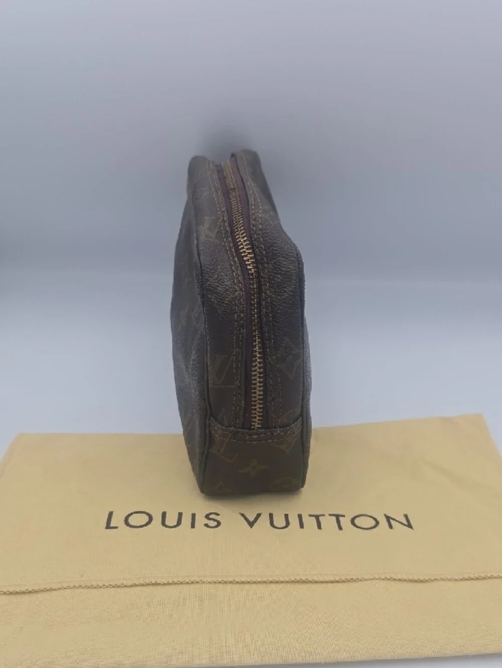 Louis Vuitton Brown Signiture Monogram Unisex Trousse 23 Bag (EUC)(COA)(DUSTY)✨️